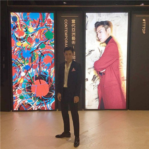 T.O.P在预展现场。图片：致谢香港苏富比