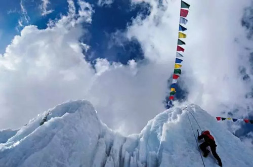 2010年4月10日，在冰塔林进行攀冰训练，攀爬陡峭冰峰是登山必备...