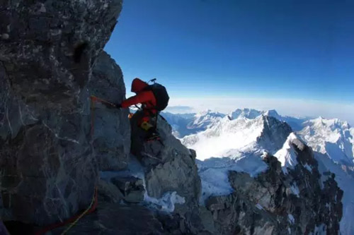 2010年5月22日早晨，突击登顶途中，队员小心翼翼地爬过峭壁。