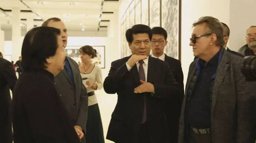    中国驻俄罗斯特命全权大使李辉及艺术家崔如琢为嘉宾导览