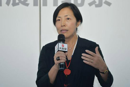    策展人王晓鸣女士在开幕式上致辞