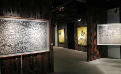  展厅现场，不同艺术家作品错落有致
