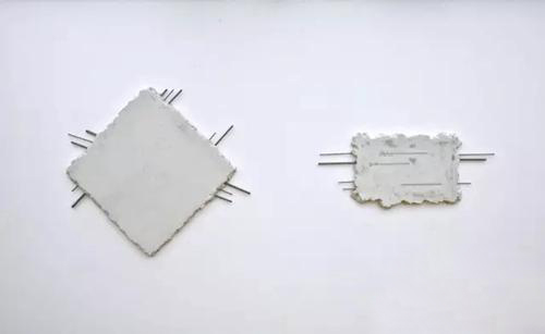 　结石，树脂、金属，约60x4x60cmx6，2016。图片由泰康空间提供。