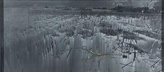 《荒芜的风景》 照片及综合材料 65 x 125 cm 1982年