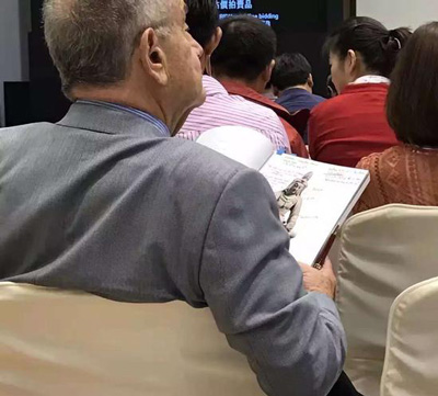 埃斯肯纳齐在香港苏富比秋拍拍卖场上