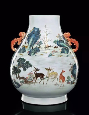 　粉彩百鹿图螭耳尊，清乾隆，高44.5厘米。图片：致谢中国嘉德拍卖行