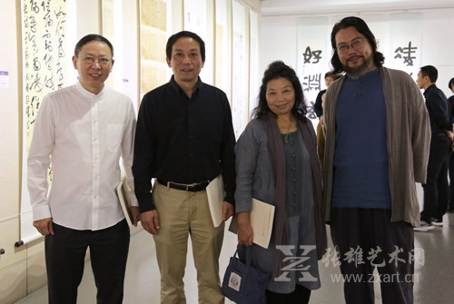     展览现场 主席与作者们合影