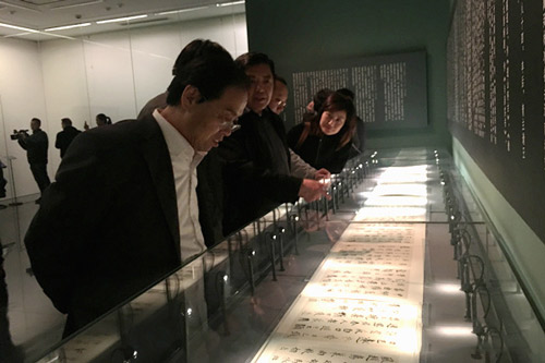    观众观看傅山书法作品