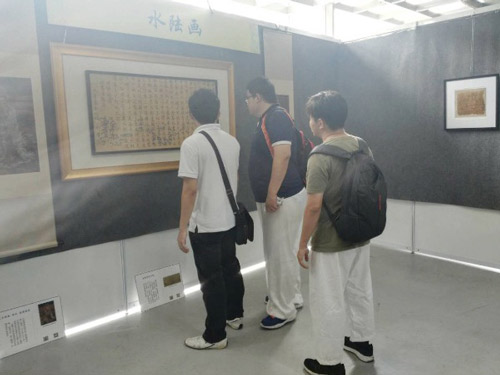   博览会现场展出的水陆画