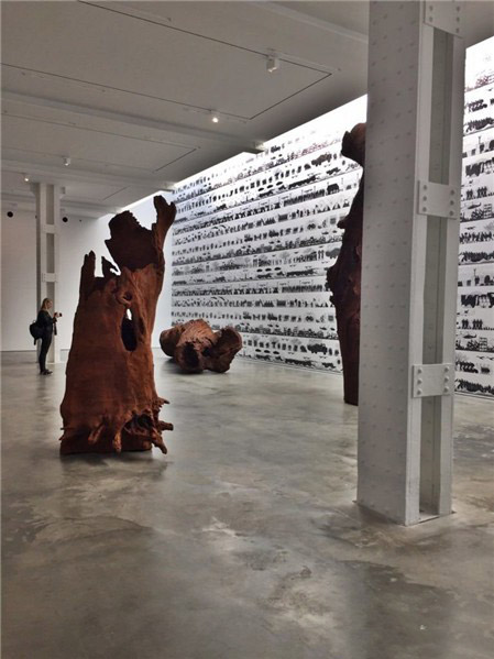     　艾未未“根与树干"里森画廊展览现场。图片：Courtesy Eileen Kinsella　