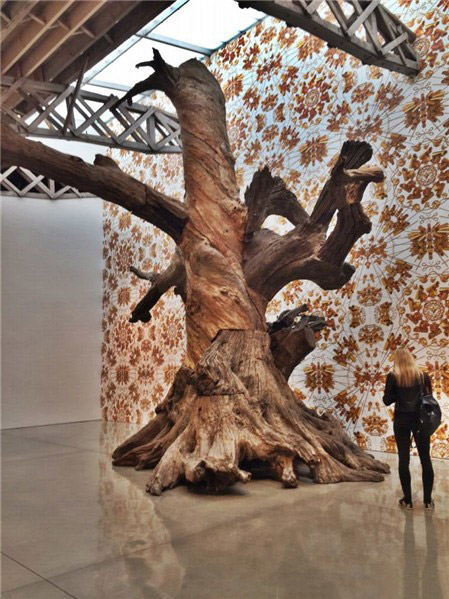    玛丽·伯恩画廊“根与树干"展出现场。图片：Courtesy of Eileen Kinsella