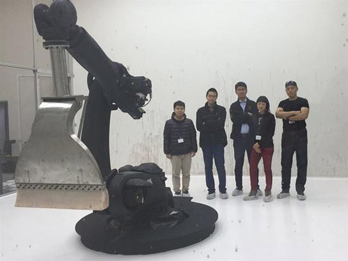 艺术家孙原彭禹与KUKA布展团队合影