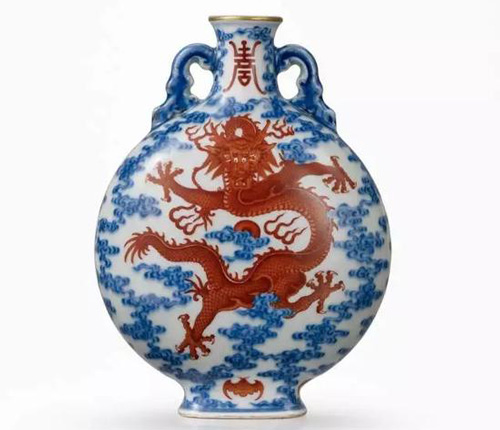 清乾隆 青花祥云矾红迎面龙纹双耳抱月瓶