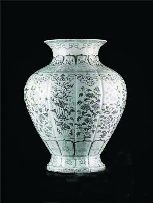 图1 明洪武 釉里红四季花卉纹 瓜棱石榴尊 北京东正秋拍拍品 估价：1200万至1500万元