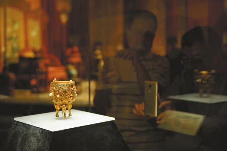    国宝“金瓯永固”杯首次在故宫外展览。