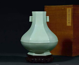 图5 清雍正 粉青釉六方贯耳弦纹瓶 北京诚轩秋拍拍品 估价：600万至700万元