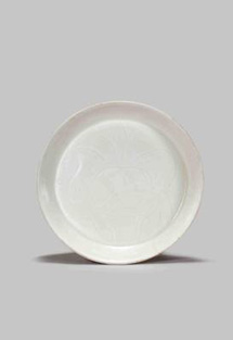 宋代 定窑白釉划花洗 H:2 cm D:12.8cm NT$ 700,000 - 900,000