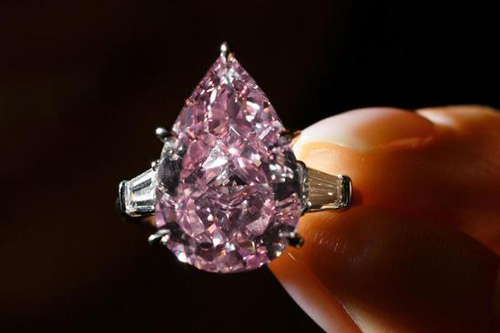  一名模特正在展示这枚名为“ The Pink ”的梨形粉钻。