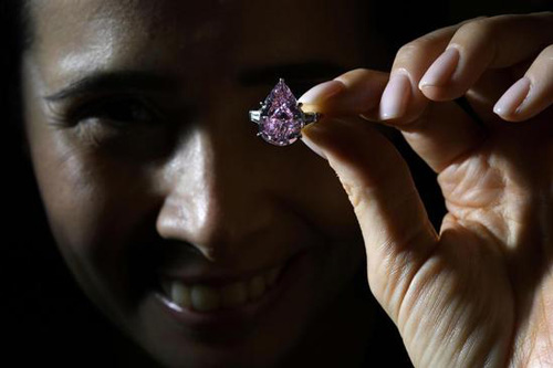  一名模特正在展示这枚名为“ The Pink ”的梨形粉钻。