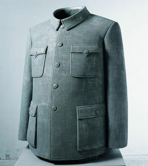     隋建国《衣钵6#》铸铝，高240cm，1997年