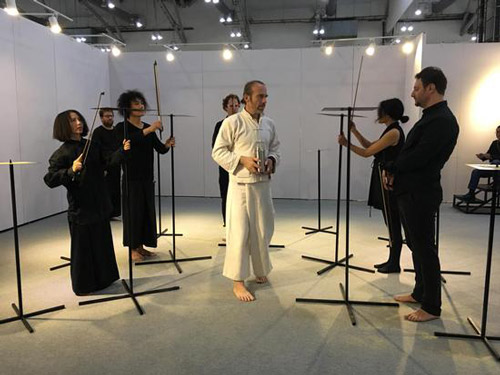   Jan Pfeiffer《炫耀的抽象》行为艺术影像（8分41秒）、装置、现场表演，2014年2