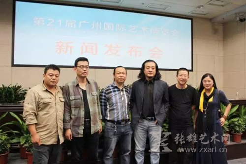  苏州姑香阁总经理王营业（左一）、崖柏藏家王国光 （左二）、广州市荔湾区根艺协会会长曾嵬（左三） 广州艺博会艺术总监彭文斌（右三）、崖柏艺术家黄友镇（右二）、广东柏友堂负责人丁霞（右一）