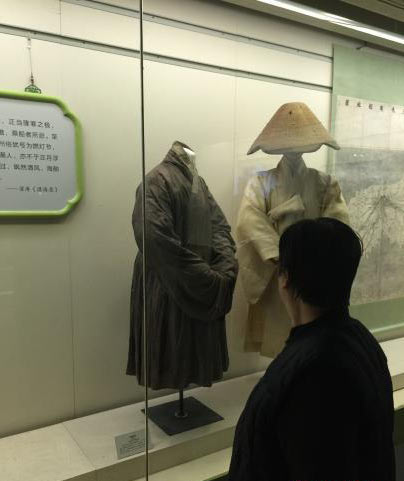    图为观众看展。