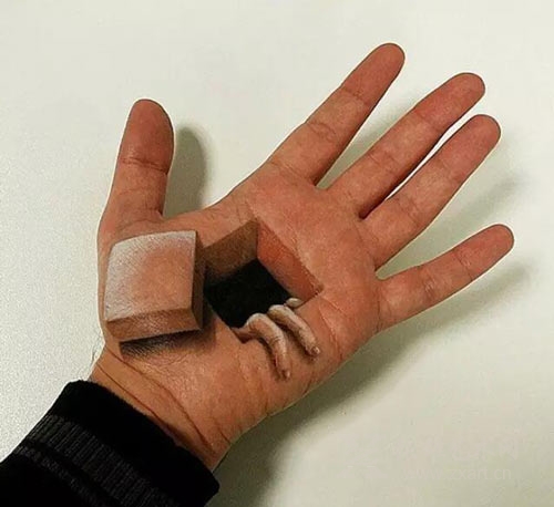 意大利化妆师卢卡·卢斯在手掌心创造的3d艺术画