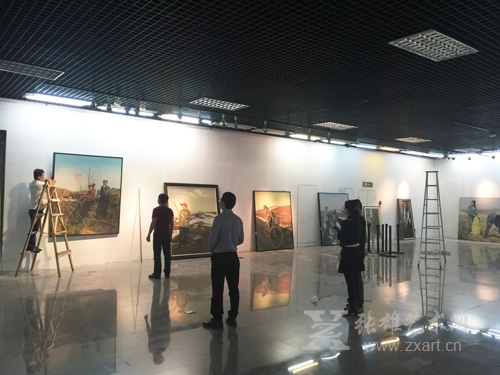 工作人员正在布展