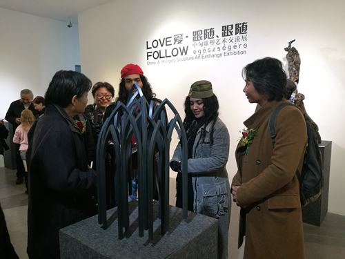 中匈雕塑艺术交流展 让“爱·跟随”