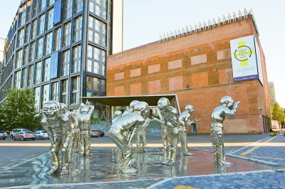   今日美术馆前这组有趣的群雕，成为城市艺术地标中的代表符号。光明图片