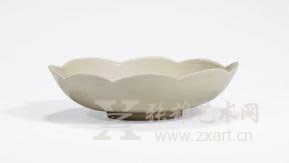  Lot 105 明 白釉划花葵口茶盘 径18cm
