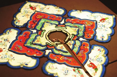   民间藏品：河北刺绣女装云肩。图 东方IC