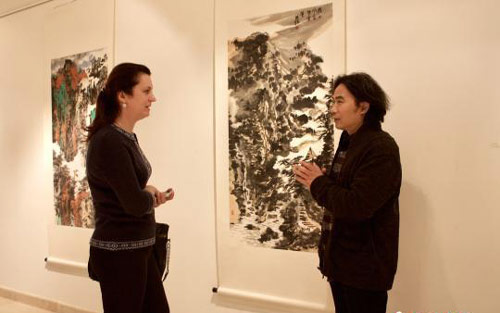 中俄艺术家们就参展作品艺术特点进行了交流