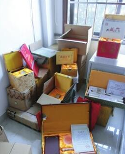 警方收缴的伪造鉴定书、收藏证书等物品。