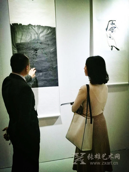 何磊先生为艺术爱好者介绍李广明先生冰墨