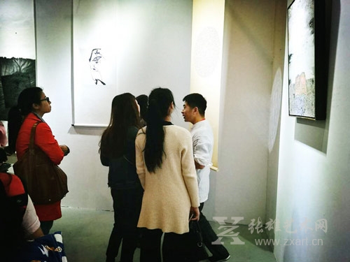 杨毅达先生为艺术爱好者介绍艺术品