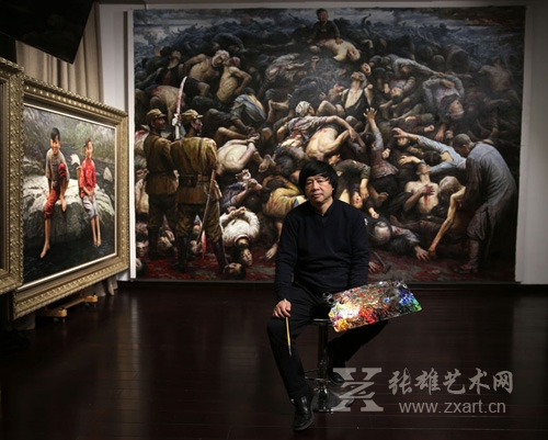 2014年12月5日，画家李自健在位于长沙的工作室里和他的第三幅《南京大屠杀》油画作品合影