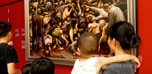 一位母亲带着孩子观展