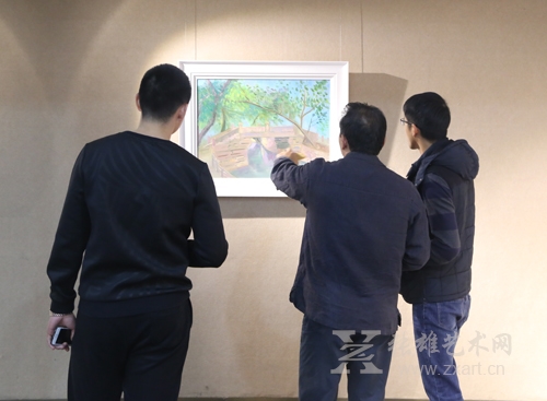 观者在作品前交流