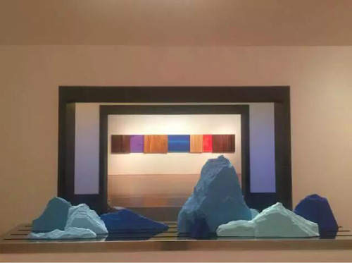 ▲ 徐累首次尝试的装置作品《移山》在展厅内实现了移步换景的可能
