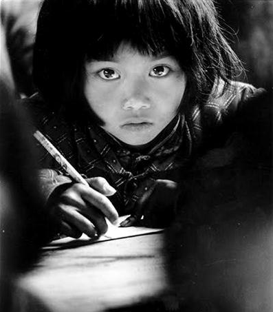 摄影作品《我要上学》 2006年北京华辰秋拍，以30万元成交
