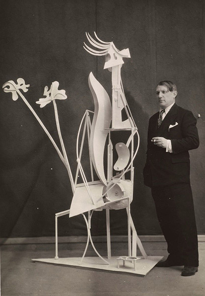   1932年，毕加索与他的雕塑作品《花园中的女人》。图片来源：RMN-Grand Palais （musée Picasso de Paris））/ Mathieu Rabeau