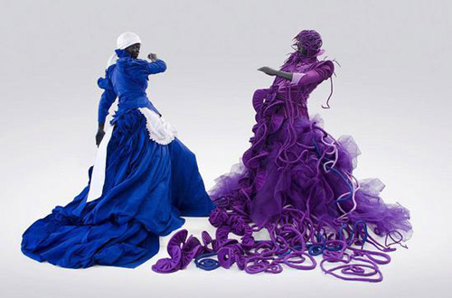  艺术家Mary Sibande创作于2013年的作品《A Reversed Retrogress：Scene 1（The Purple Shall Govern）》。图片来源：Mary Sibande / Courtesy Gallery MOMO