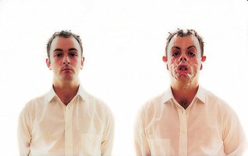 Douglas Gordon1997年的作品《怪物》，艺术家在作品中把自己表现成“杰克先生与海德医生”。图片来源：Adagp，Paris