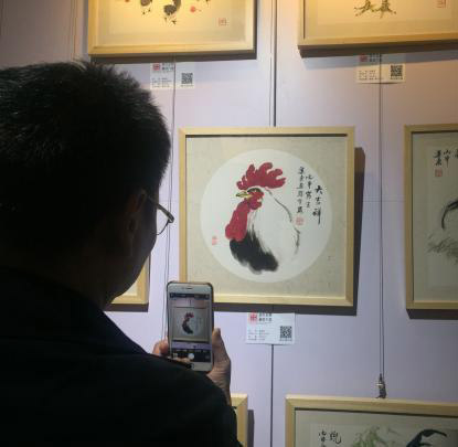   图为观众观展 马骞 摄