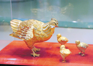 鸡年生肖饰品主要是以黄金为材料，设计款式丰富多样