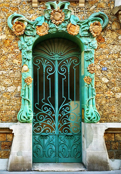   法国库尔布瓦的一扇“蓝色大门”