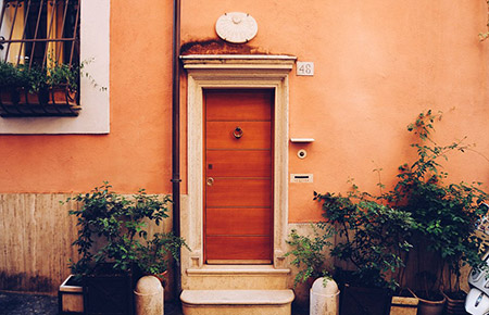  25岁的旅游作者兼摄影师Ryan Neeven在意大利罗马拍下了这扇橘红色的门