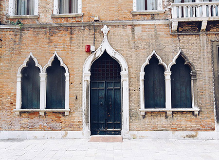  这是他在意大利威尼斯拍下的，他的instagram上还有数千张类似的照片